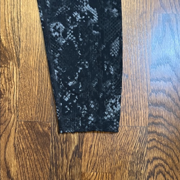 Tuff Athletics Black and White Snakeskin Leggings - Picture 2 of 8